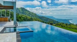 infinity pool in Dominical